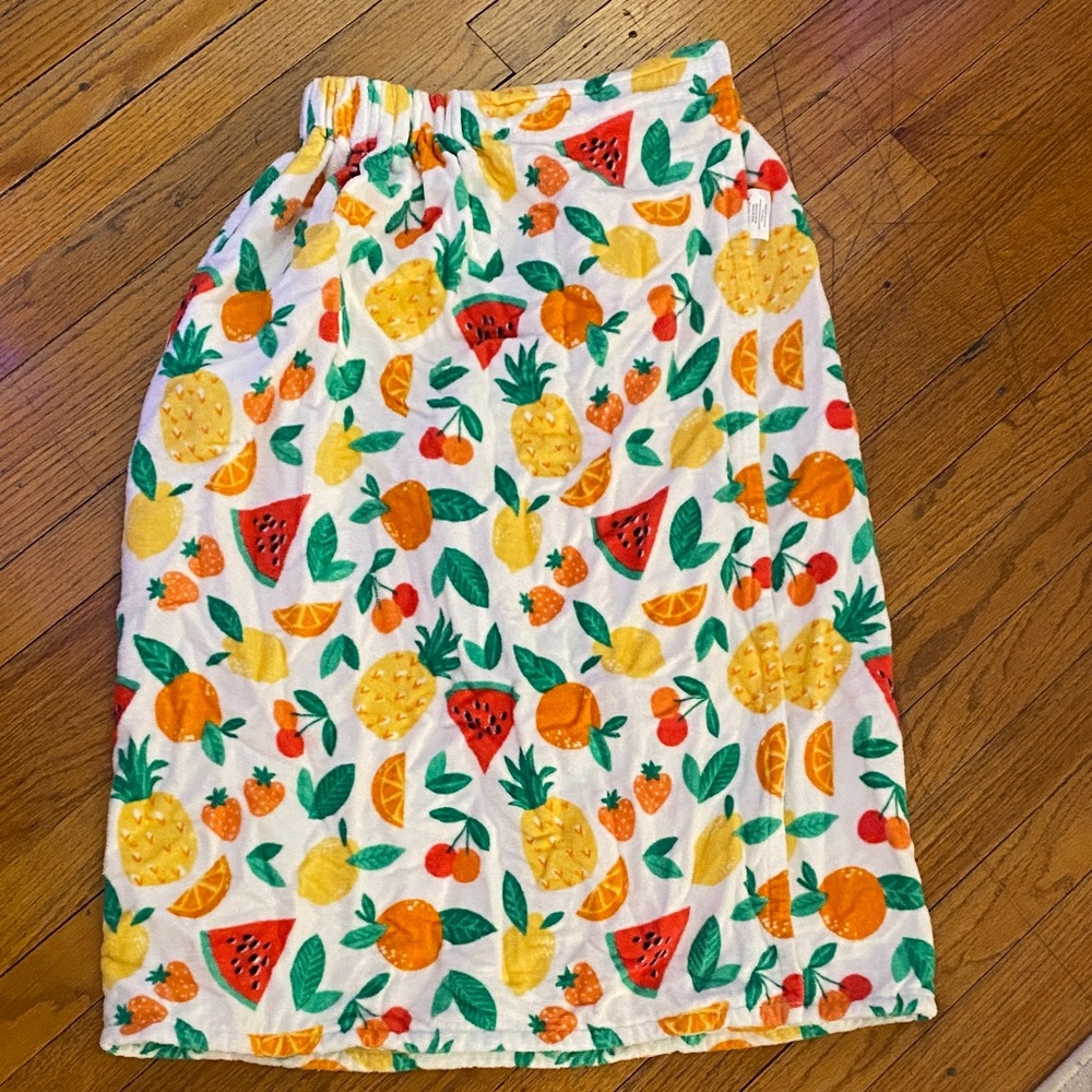 Mainstays White Yellow, Orange & Green Fruit Print shower wrap